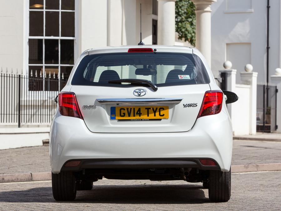 Toyota Yaris 5-Door 2014 года  (UK) (фото 25 из 38)